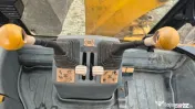 JCB 3CX Super varianta cu 4 roți egale, 4x4x4. 