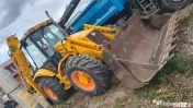 JCB 3CX Super varianta cu 4 roți egale, 4x4x4. 