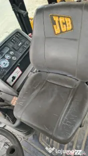 JCB 3CX Super varianta cu 4 roți egale, 4x4x4. 