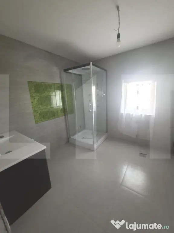 Casă cu Etaj și Pod, 325 mp, Teren 1045 mp, Construcție - Botosani (Botosani)