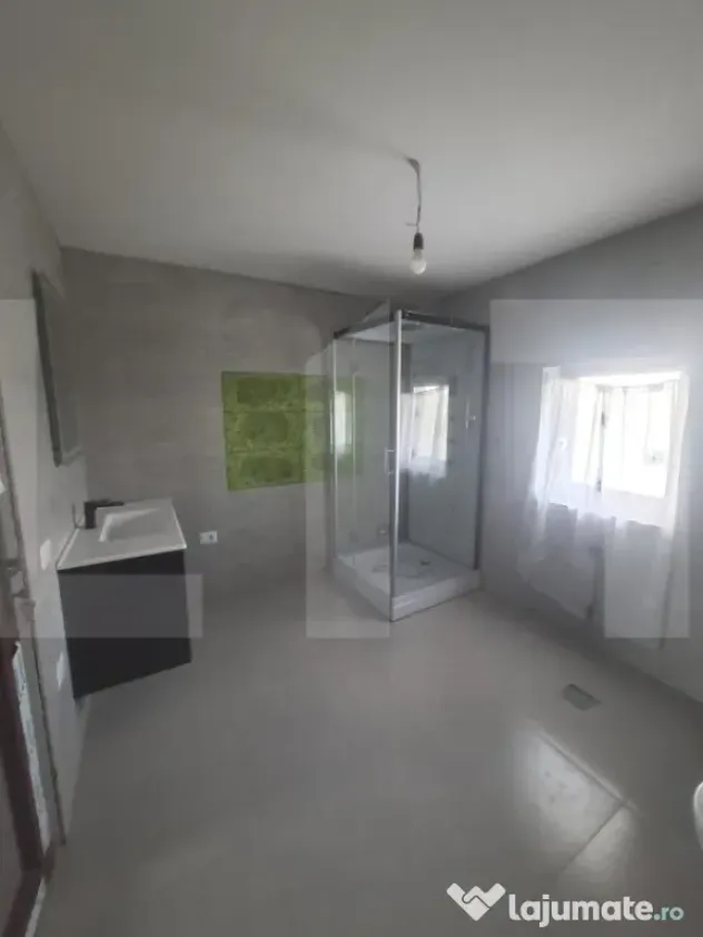 Casă cu Etaj și Pod, 325 mp, Teren 1045 mp, Construcție - Botosani (Botosani)