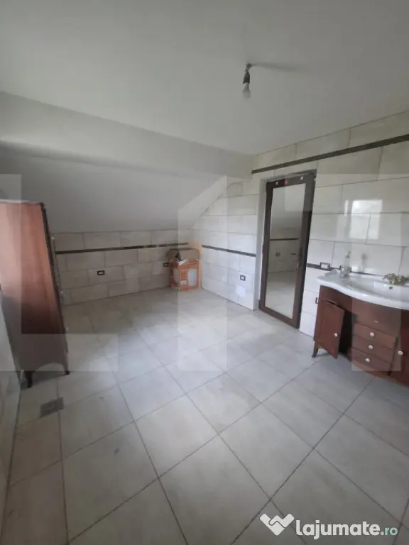 Casă cu Etaj și Pod, 325 mp, Teren 1045 mp, Construcție - Botosani (Botosani)