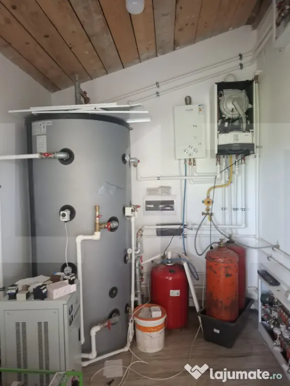Casă cu Etaj și Pod, 325 mp, Teren 1045 mp, Construcție - Botosani (Botosani)