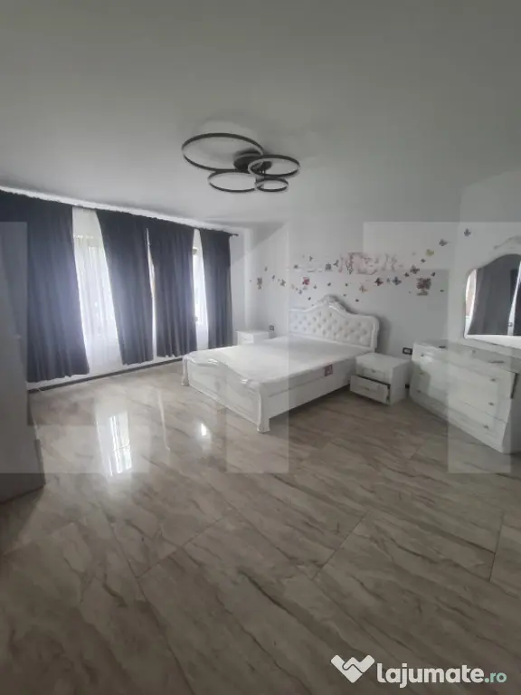 Casă cu Etaj și Pod, 325 mp, Teren 1045 mp, Construcție - Botosani (Botosani)