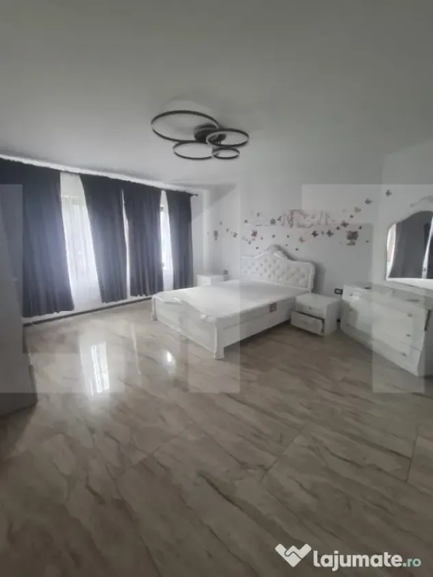 Casă cu Etaj și Pod, 325 mp, Teren 1045 mp, Construcție - Botosani (Botosani)