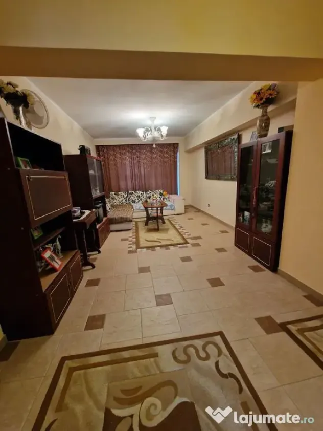 De vânzare apartament cu 4 camere la Trocadero - Constanta (Constanta)