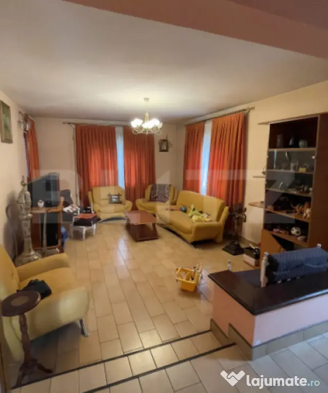 Vilă cu suprafață de 320 mp, teren 500 mp și garaj + 2 l - Pitesti (Arges)