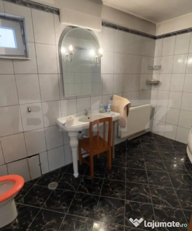 Vilă cu suprafață de 320 mp, teren 500 mp și garaj + 2 l - Pitesti (Arges)