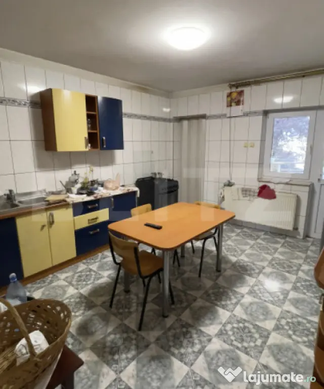 Vilă cu suprafață de 320 mp, teren 500 mp și garaj + 2 l - Pitesti (Arges)