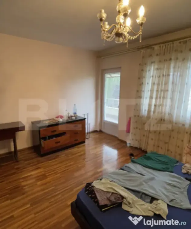 Vilă cu suprafață de 320 mp, teren 500 mp și garaj + 2 l - Pitesti (Arges)
