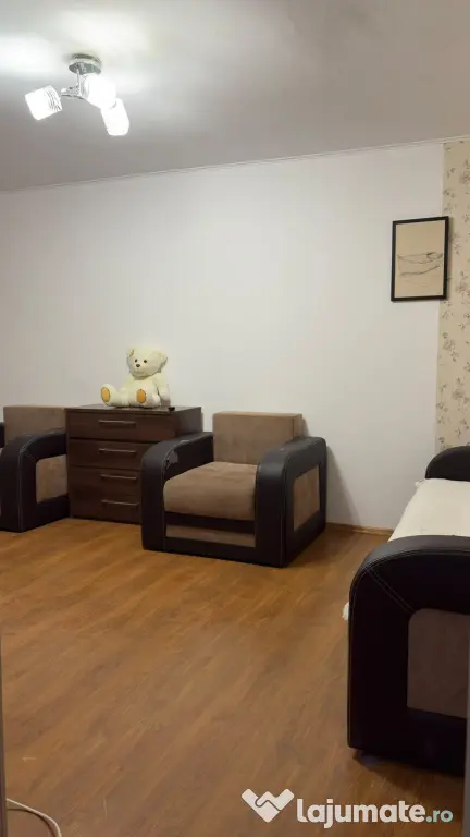 Închiriez apartament 3 camere