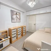 Apartament cu 3 camere, curte proprie și parcare 