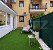 Apartament cu 3 camere, curte proprie și parcare 