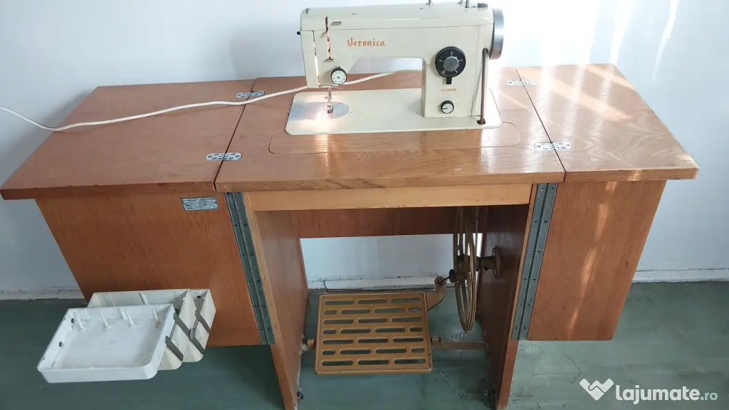 Vand masina cusut Veronica tip mobilier - 150 ron