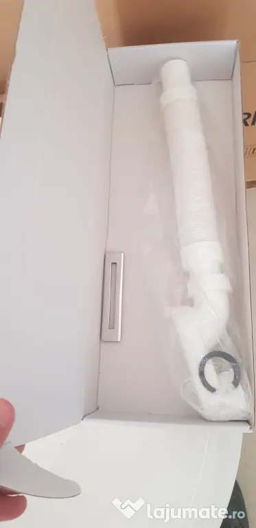 Cada de culoare alba.