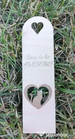 Semn de Carte din Lemn cu Pisică și Inimă – „Born to Be Awesome”