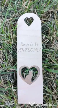 Semn de Carte din Lemn cu Pisică și Inimă – „Born to Be Awesome” 