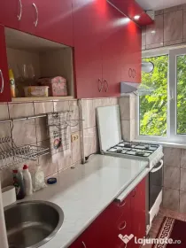 Apartament 2 camere renovat, etaj 2/4, loc de parcare.