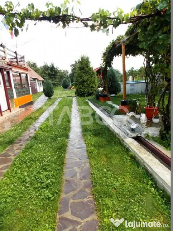 Pensiune 13 camere si teren 3000 mp de vanzare la cheie Comi - Cartisoara (Sibiu)