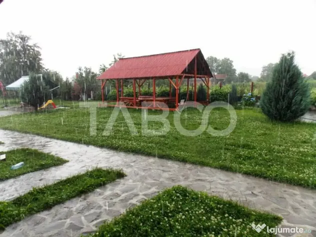 Pensiune 13 camere si teren 3000 mp de vanzare la cheie Comi - Cartisoara (Sibiu)