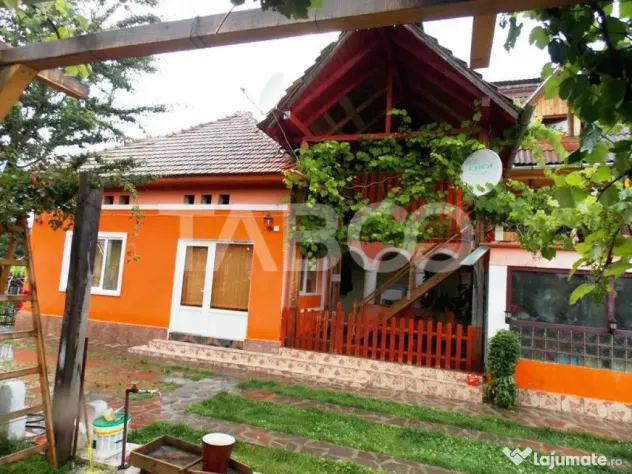 Pensiune 13 camere si teren 3000 mp de vanzare la cheie Comi - Cartisoara (Sibiu)