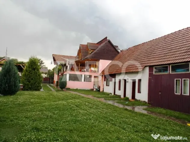 Pensiune 13 camere si teren 3000 mp de vanzare la cheie Comi - Cartisoara (Sibiu)