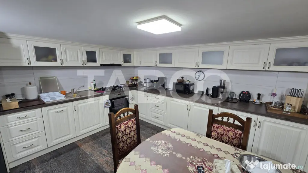 Casa individuala cu 10 camere si 530mp curte libera in zona - Sibiu (Sibiu)
