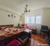 Apartament de vanzare cu 3 camere si 2 bai, decomandat, zona Sagului