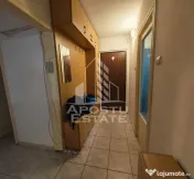 Apartament de vanzare cu 3 camere si 2 bai, decomandat, zona Sagului