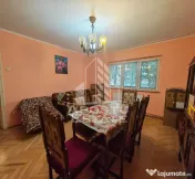Apartament de vanzare cu 3 camere si 2 bai, decomandat, zona Sagului