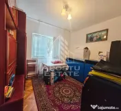 Apartament de vanzare cu 3 camere si 2 bai, decomandat, zona Sagului