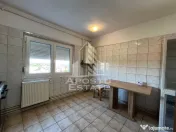 Apartament cu 3 camere, 2 bai, decomandat, centrala proprie, Sagulu 
