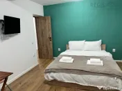 Apartament 2 camere la prima ,curte-zona Sinaia, centru