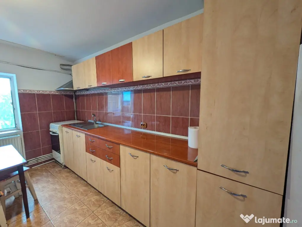 Vând apartament cu 3 camere, complet decomandat, suprafață utilă 74 mp - Barlad (Vaslui)