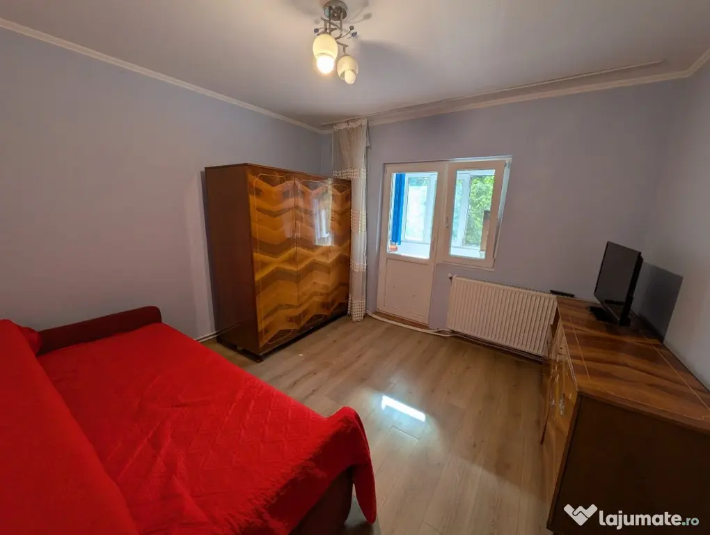 Vând apartament cu 3 camere, complet decomandat, suprafață utilă 74 mp - Barlad (Vaslui)