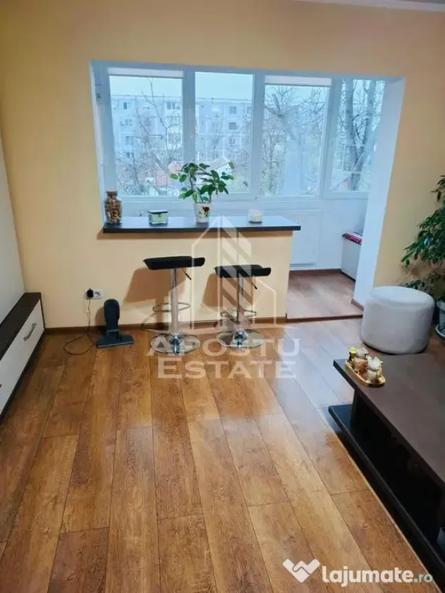 Apartament 4 camere, zona Confectii - Arad (Arad)