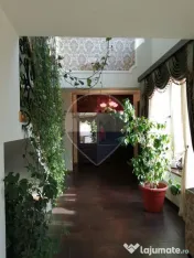 Casă / Vilă cu 9 camere de vânzare