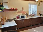 Casă / Vilă cu 9 camere de vânzare