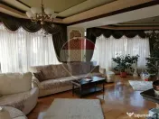 Casă / Vilă cu 9 camere de vânzare