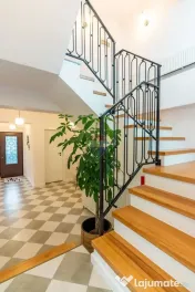 Casă / Vilă de vanzare cu 7 camere în Vatra Luminoasa, metrou, parc 