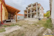Proprietate si cu potential investitional, 2 imobile, vila 5