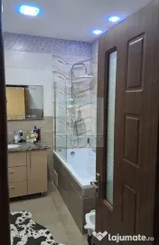 Vând apartament 3 camere decomandat-zona Tractorul/Isaran 