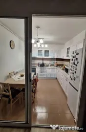 Vând apartament 3 camere decomandat-zona Tractorul/Isaran 