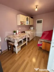 Casă de vânzare cu curte, grădină și beci 