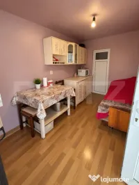 Casă de vânzare cu curte, grădină și beci