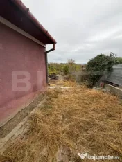 Casă de vânzare cu curte, grădină și beci 