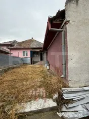 Casă de vânzare cu curte, grădină și beci 