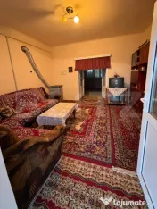 Casă de vânzare cu curte, grădină și beci 