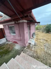 Casă de vânzare cu curte, grădină și beci 