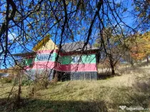 Casă cu teren generos de 40 ari și panoramă deosebită ?